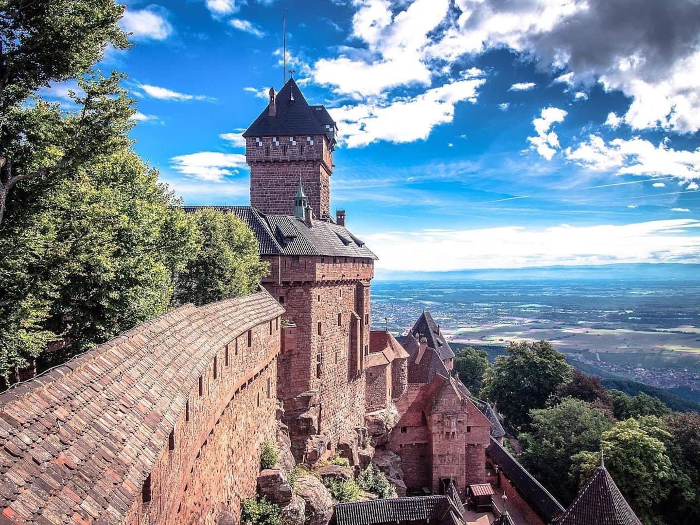 Les remparts du Château du Haut-Koenigsbourg au-dessus de la plaine d'Alsace