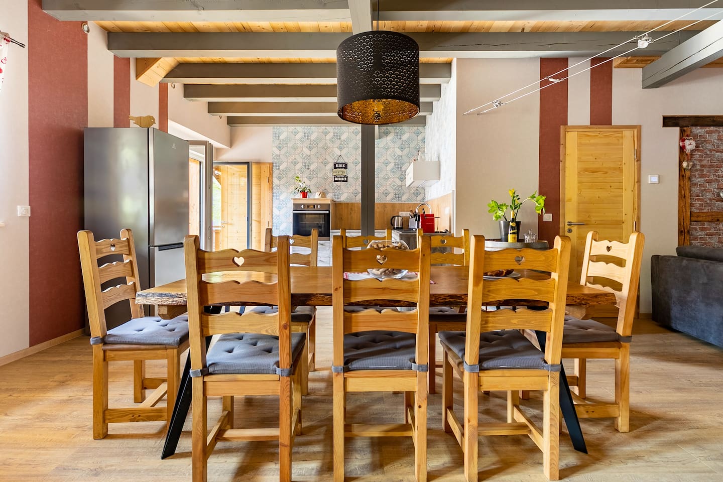 Salle à manger spacieuse du gîte Le 68