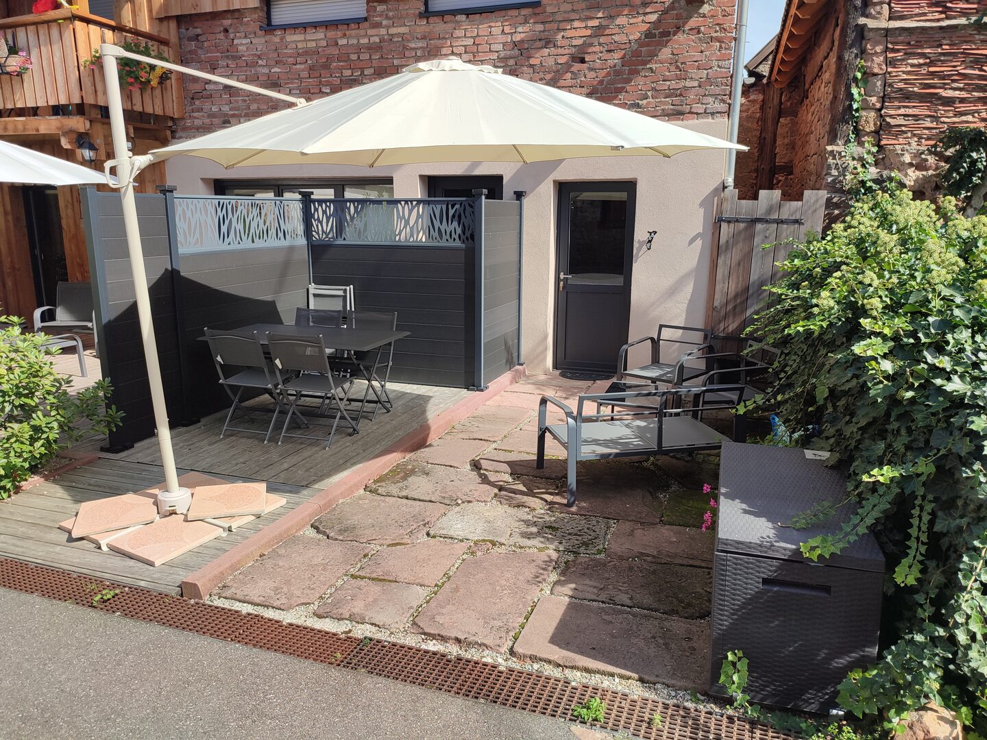 La terrasse du gîte Le 68, salon de jardin et parasol