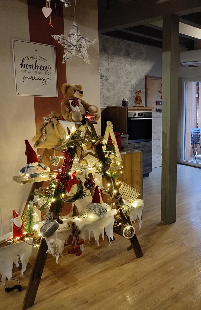 Le sapin et la décoration de Noël dans un gîte