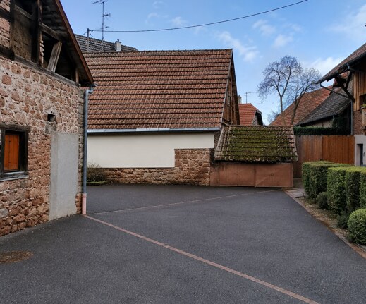 Le parking privé dans la cour des gîtes