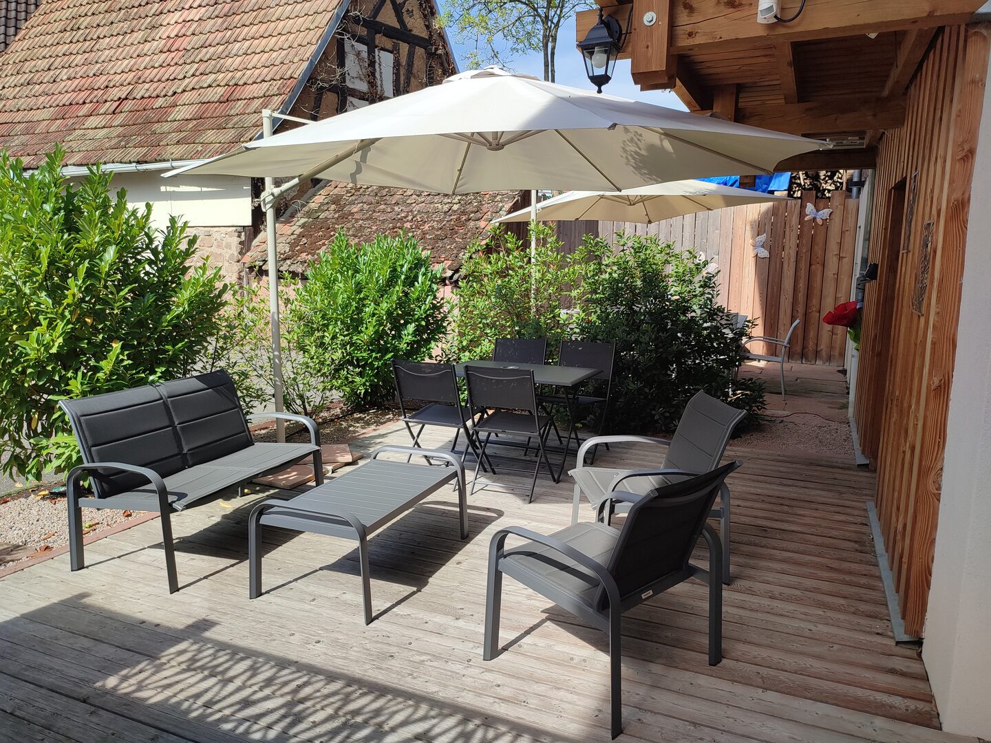 La terrasse privative au calme de l'arrière-cour